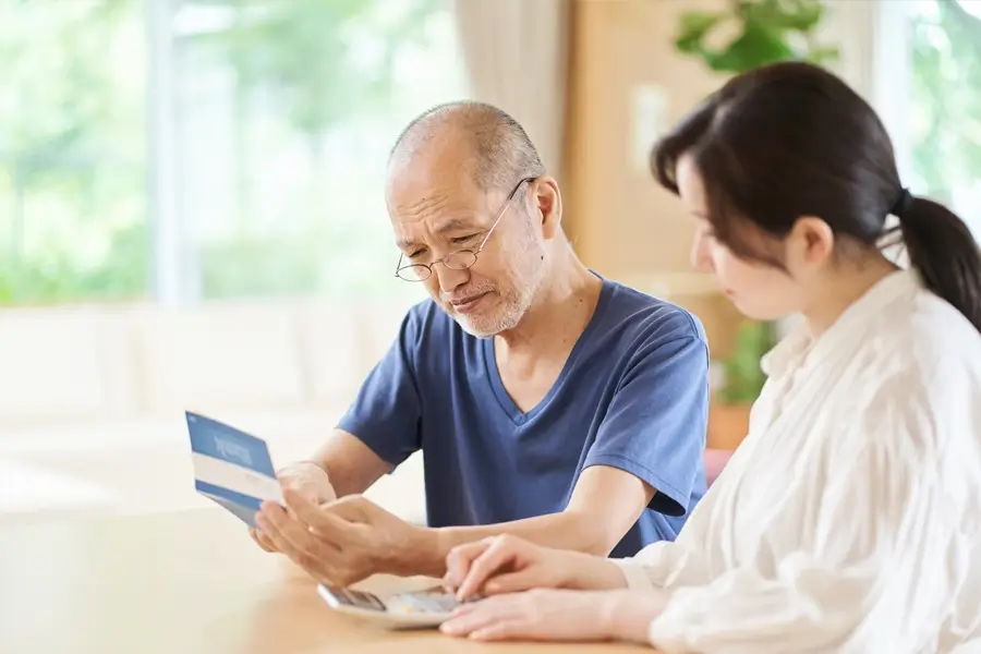 男性と計算をする女性 写真