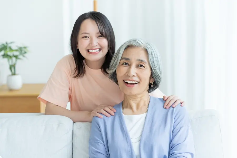 笑顔のスタッフと女性 写真